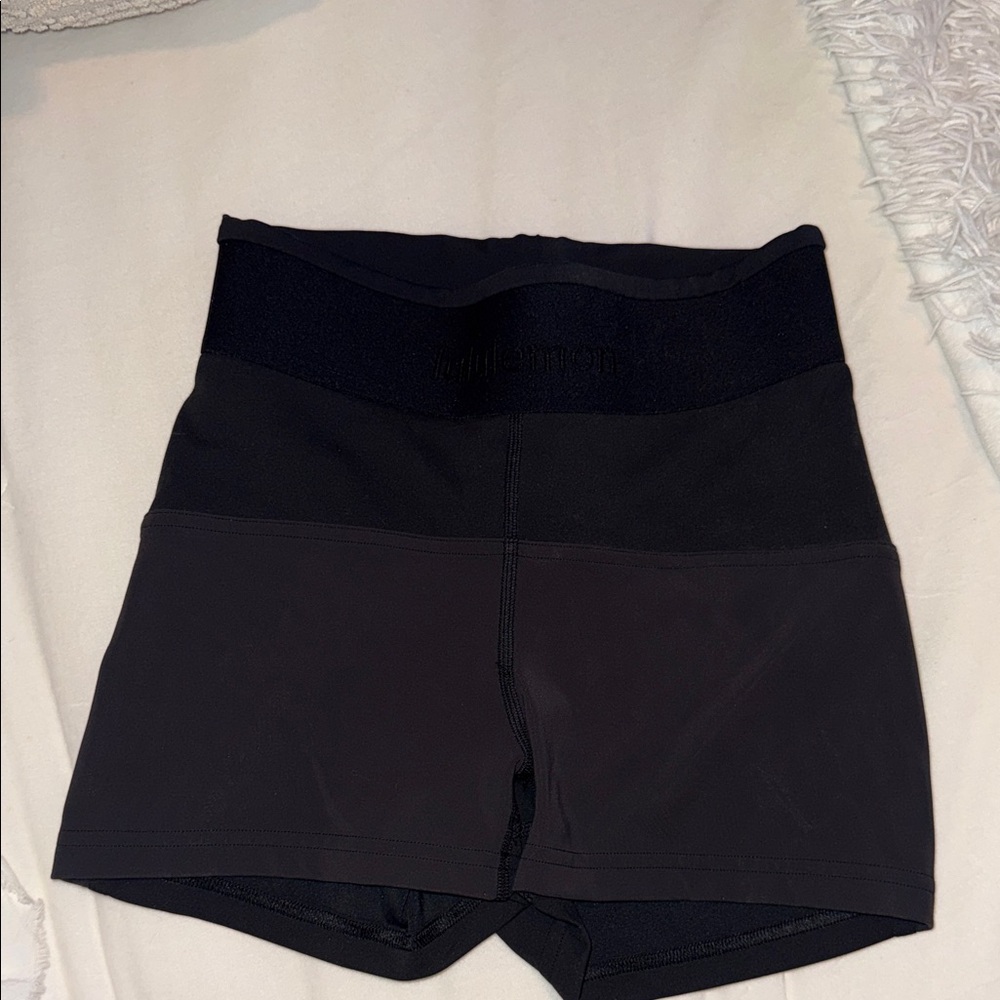 LULULEMON size 4 tight work out shorts